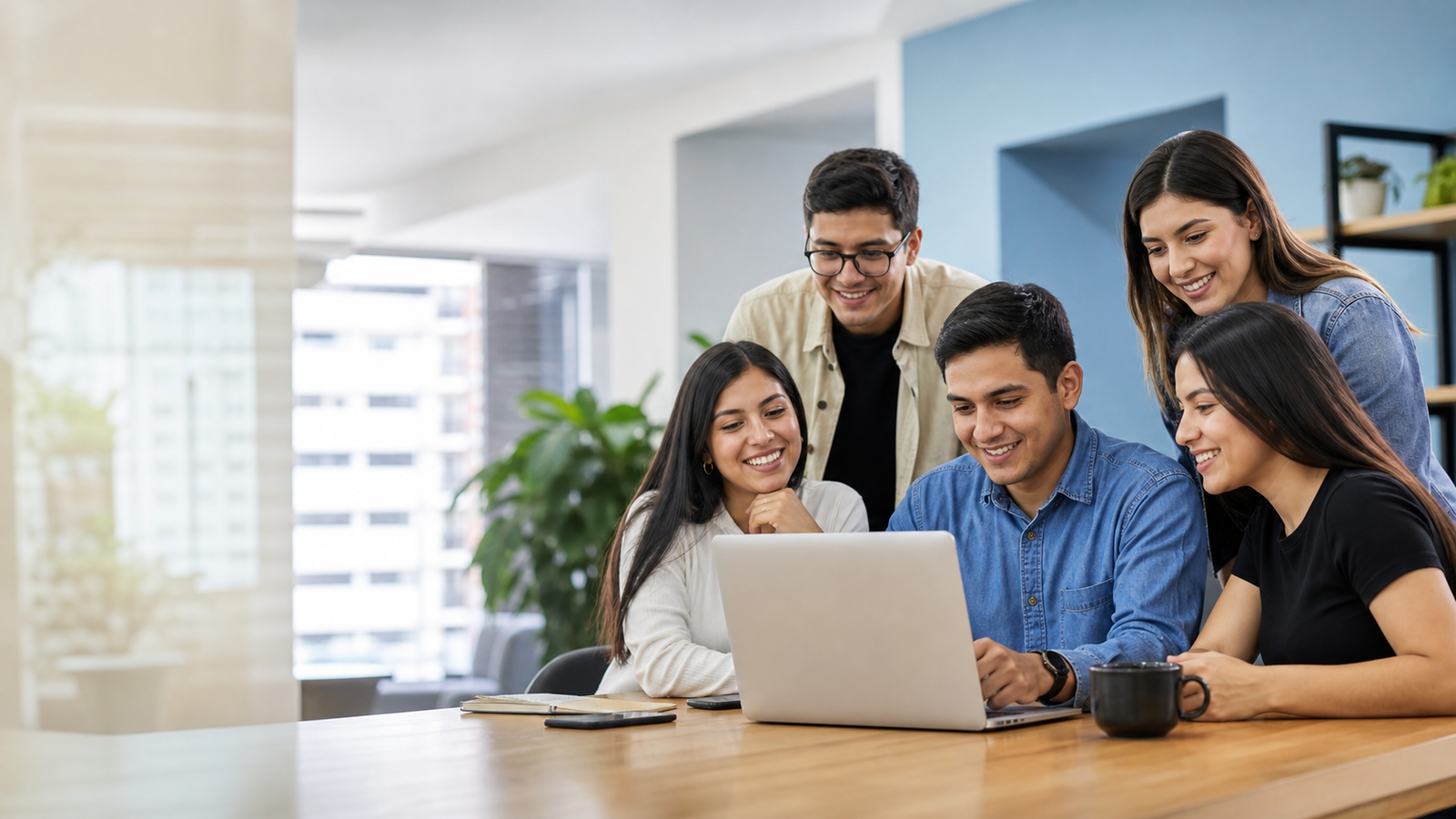 Equipo empresarial trabajando en una reunión
